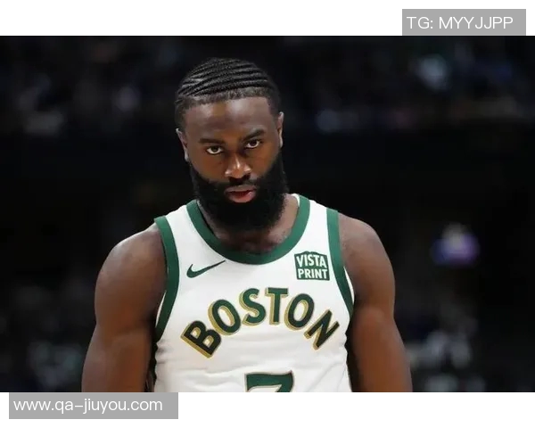 杰伦布朗三节狂砍30分5篮板助力球队进攻势头强劲