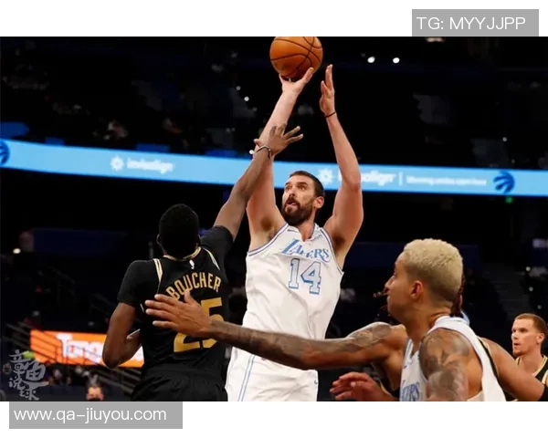 克尼佩尔半场表现亮眼9投5中贡献12分2板4助攻三分球命中率高达50