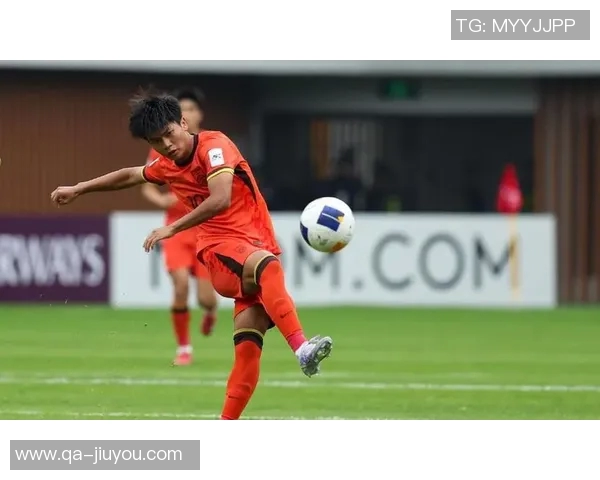 蒯纪闻强势突破三人防线禁区射门遭扑救精彩瞬间回顾